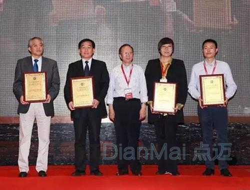 牛昌文副會長為獲獎企業(yè)頒獎
